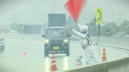 逆走車に並走「停まって」　自動車専用道路で全国初の対応訓練　110番から追跡、停止までの手順を確認　福井県警と国交省が連携