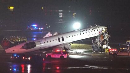 ニューヨークの空港に着陸の旅客機と消防車両が衝突　エア・カナダ系列の機体炎上　機長と副操縦士の2人死亡・13人負傷