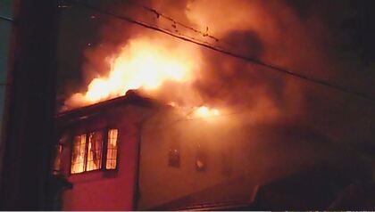  夜の住宅街が一時騒然　激しく吹き出す炎と煙　「2階から火が…」住人が119番通報　住宅1棟全焼も家族は無事避難