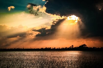 青空うつす水鏡とまっすぐな畦道をゆく…北海道・東日本の田園風景