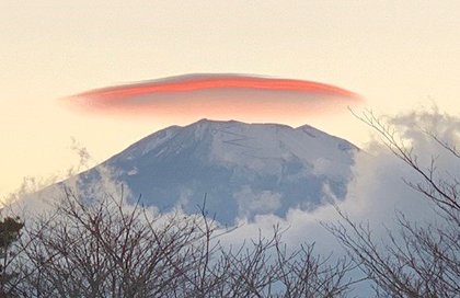 富士山にufo 空に大きな穴 その正体は 今見頃の レア雲 大