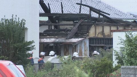 玄関近くのプロパンガスのボンベが破裂…住宅で子供とみられる4人の遺体が見つかった火事 玄関付近が火元の可能性