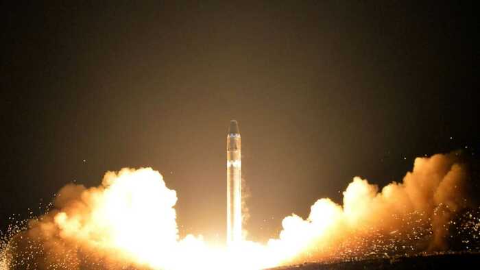 北朝鮮の火星15型弾道ミサイル
