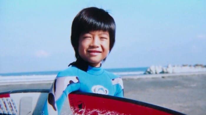 玲王少年は5歳でサーフィンを始めた