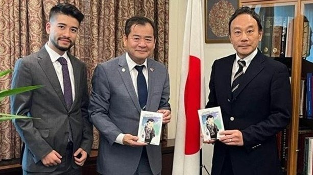勝亦孝彦大使(右)に防災マンガを紹介(在トルコ日本国大使館のSNSより・10月公開)