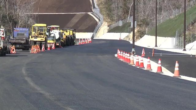 小名浜道路 カーブは緩く 災害時に大型車両が通ることを想定