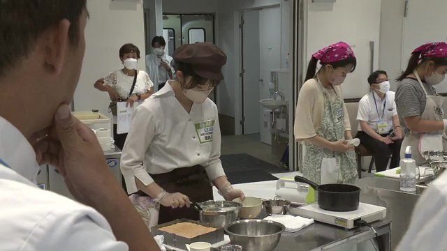 審査するパティシエ 手際の良さも審査対象