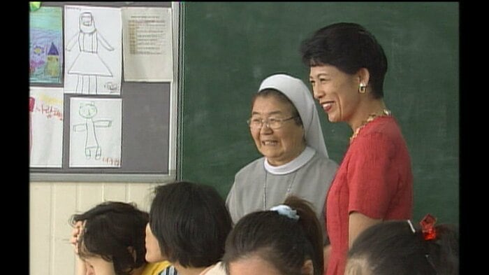 方子さんが設立に尽力した福祉施設も訪問された　2002年