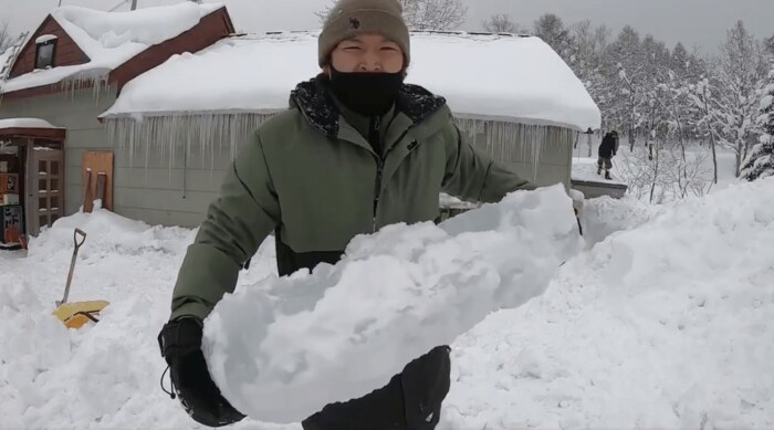 軒下付近にあった氷の塊(提供:けんごさん)