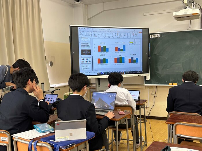 鉢山中学校は理数教育重点校だ(写真は探究学習)