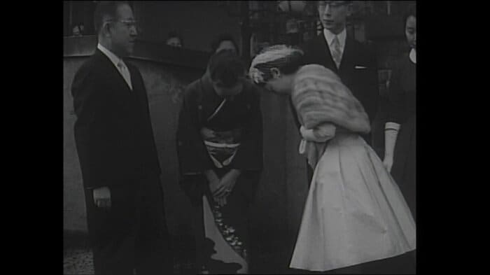 生家の前で、ご両親とお別れの挨拶を交わされる美智子さま 1959年撮影