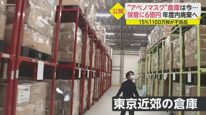高く積まれた段ボール