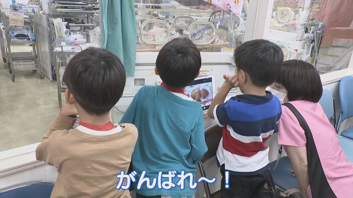 NICUを見学する子供たち