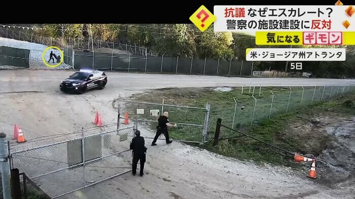 何かを放り投げる人物