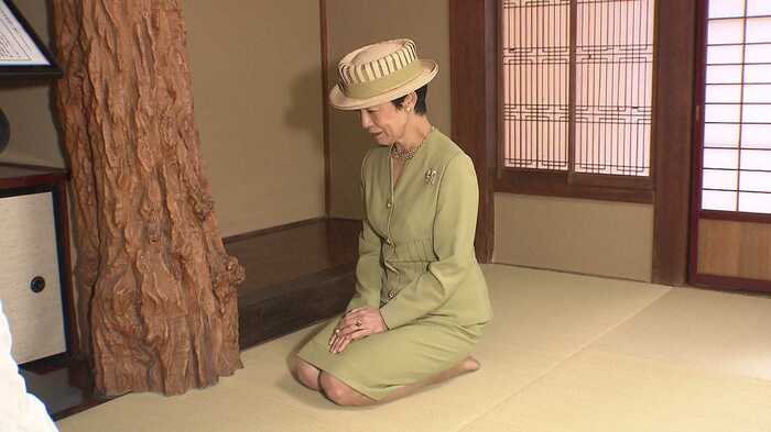 玉音放送を聞かれる高円宮妃久子さま