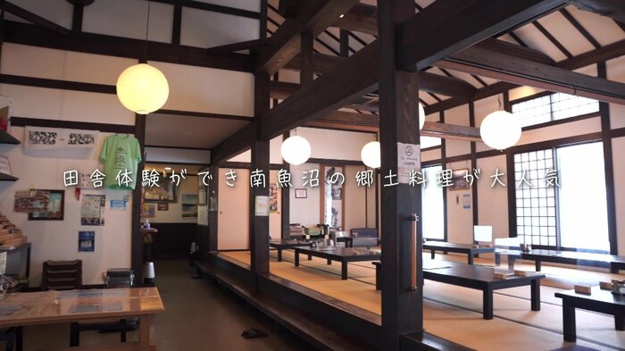店内は天井が高く広々としている