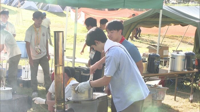 朝食作りで豚汁を調理される悠仁さま