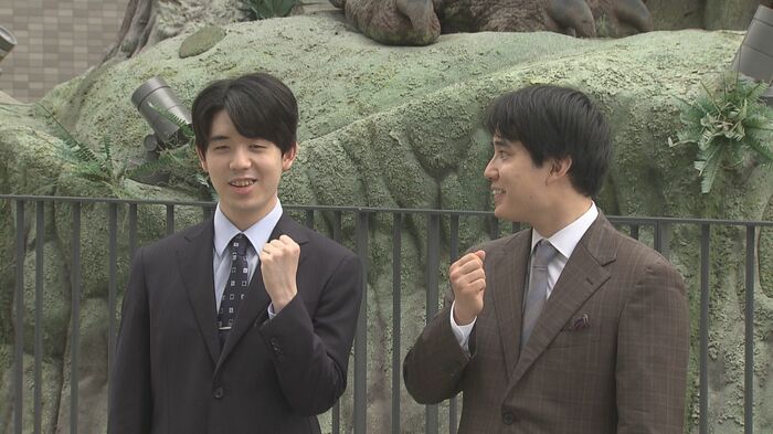談笑する2人