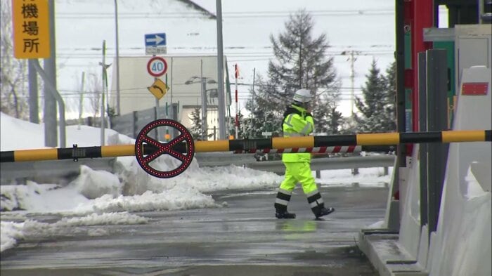 両脇に雪が積もった自動車道。当時、路面は凍結していたとみられる