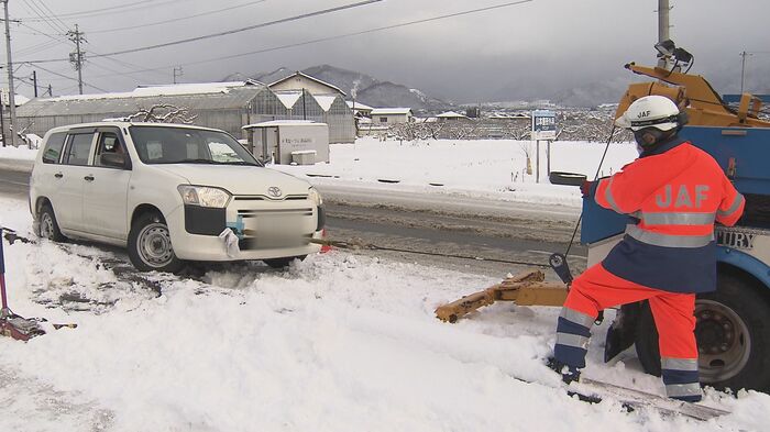 縁石に乗り上げた車の脱出を図る(1月16日・須坂市)