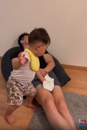 もう一度おむつを乗せて…
