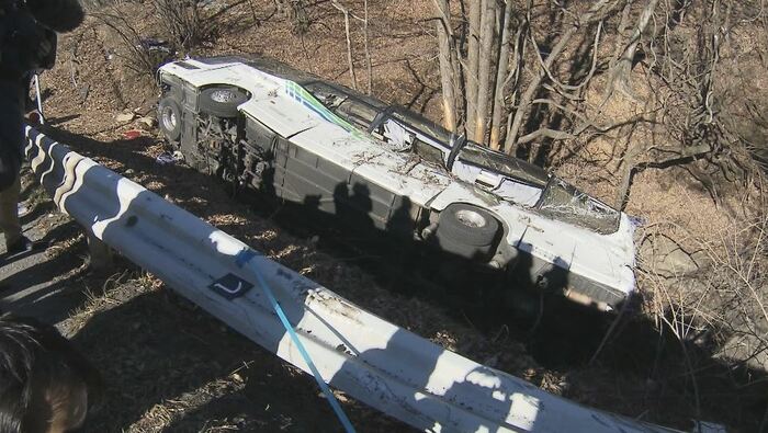 軽井沢町の国道でスキーツアーバスが道路脇に転落　2016年1月