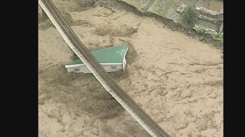 バケツをひっくり返したような雨…家が飲み込まれ、鉄道も流される　甚大な豪雨災害でも「死者ゼロ」　子どもの手を引き、おばあちゃんをおんぶして避難　今は失われつつ地域の絆　災害から30年　教訓の伝承｜FNNプライムオンライン