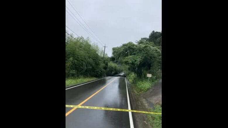七尾で道路が崩れ車3台が転落 運転手3人が搬送　意識あり｜FNNプライムオンライン