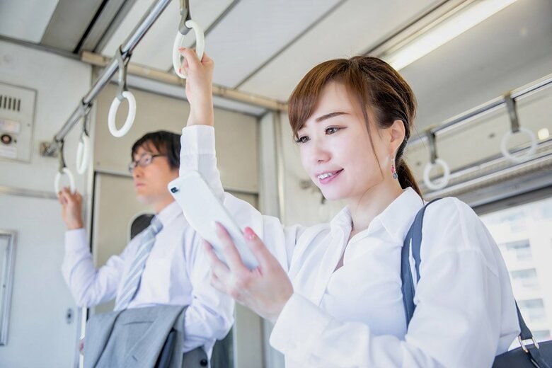 通勤中の電車やバスの中でスマホで何をしている?2位は「SNSの閲覧・投稿」、1位は?