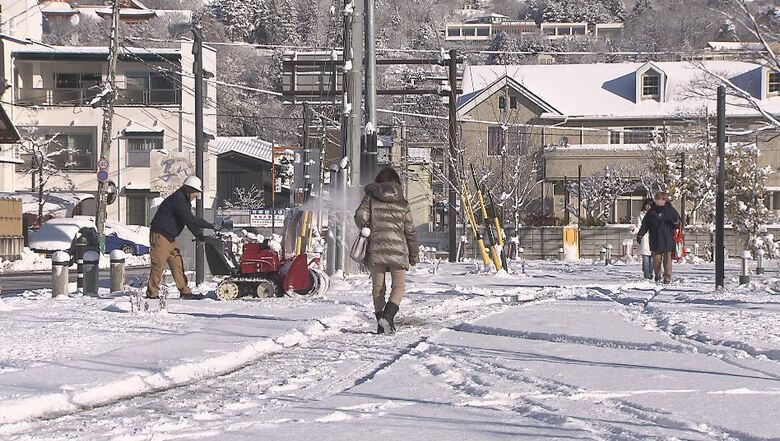 雪かきに追われる　長野市14センチ、野沢温泉41センチ、小谷38センチ｜FNNプライムオンライン