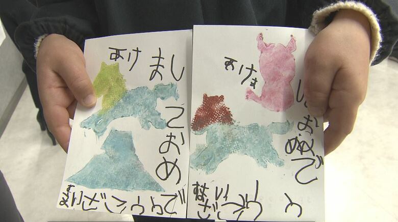 家族への“感謝”の言葉　園児たちが「手書きの年賀状」をポストに投函｜FNNプライムオンライン