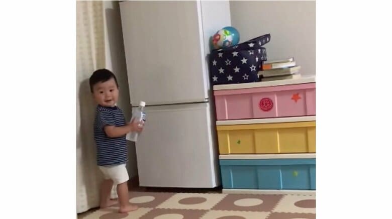 １歳息子の初めてのお手伝い…閉まる冷蔵庫のドアを“無意識”に避ける姿がコントのよう！？タイミング絶妙で爆笑｜FNNプライムオンライン