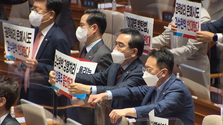 韓国の国会で検察捜査権を「大幅制限」する法案成立…野党批判「文大統領を守るため」｜FNNプライムオンライン