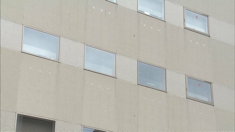 自分の上に生徒座らせ…教室内でわいせつ行為し盗撮した容疑でプログラミング教室元講師の男書類送検「行為の意味をわかってないので…」｜FNNプライムオンライン