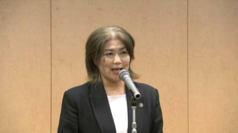 田久保市長「市民の声に耳を傾けてほしい」　市議選の当選証書付与式で祝辞　市長を支持しない当選者が20人のうち19人を占める　自身は不信任の議決に対し議会を解散　経済団体からの辞職要求も受け流す｜FNNプライムオンライン
