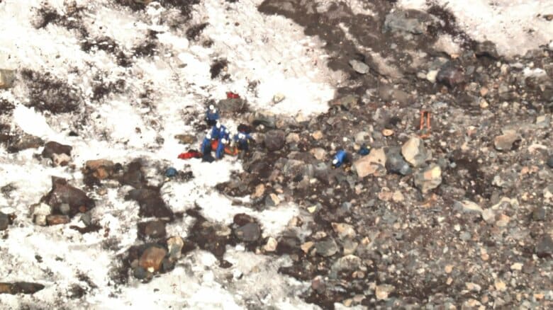 富士山山頂で3人死亡　山小屋閉鎖、残雪…閉山中の登山の危険性　山梨県側の八合目付近で意識失い死亡したプロクライマーは病死か｜FNNプライムオンライン