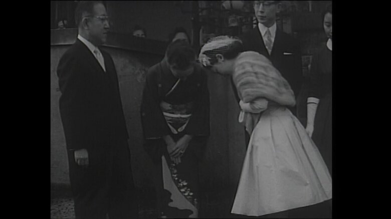 生家の前で、ご両親とお別れの挨拶を交わされる美智子さま 1959年撮影