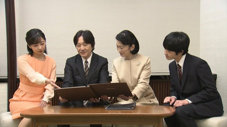 2023年9月のベトナム訪問の際の写真をご覧になる秋篠宮ご一家