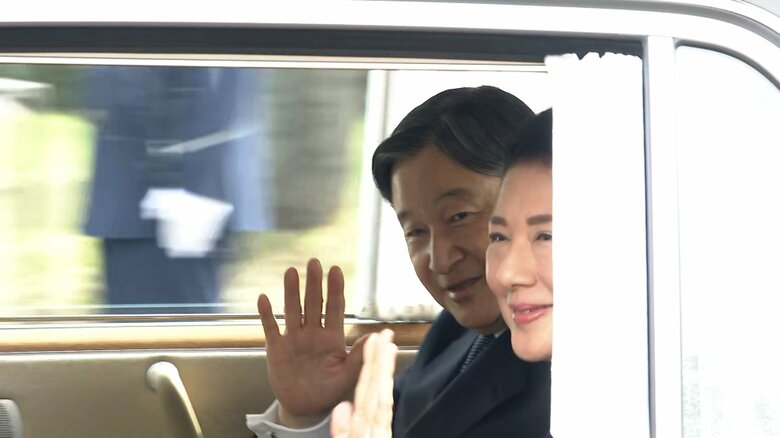 皇居を出発し羽田空港に向かわれる天皇皇后両陛下