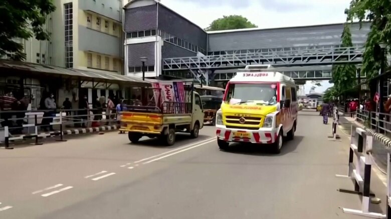 インド・ニューデリーで街中を走る救急車（7月24日）