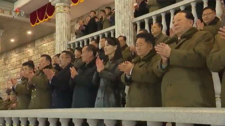 黒コートの金与正氏