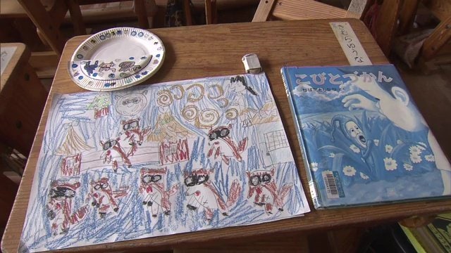 娘の机に残された絵と絵本　思いを馳せる