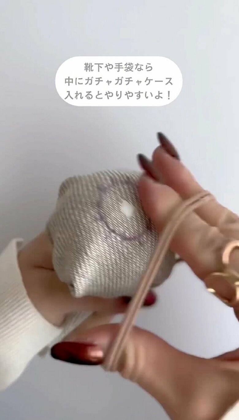 カプセルトイの容器を入れてヘアゴムで固定