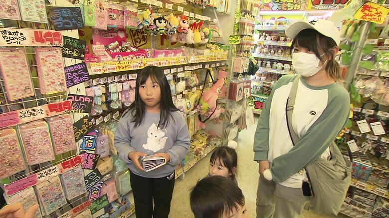 シール集めを一緒に楽しむ親子も