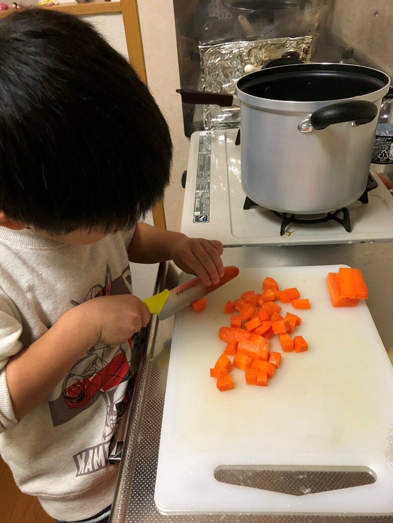 人参を切る当時5歳の息子さん