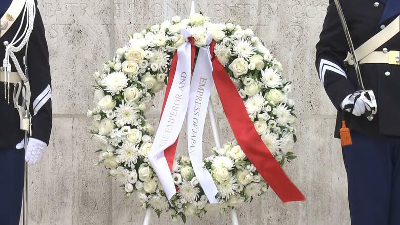 記念碑に供えられた花輪