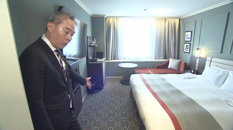 部屋を案内する石立副支配人