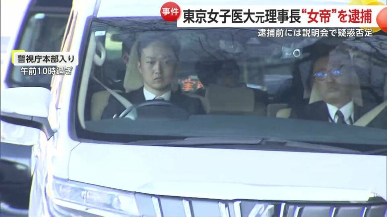 警察車両の後部座席に乗り、警視庁本部へと入る岩本容疑者（13日午前）