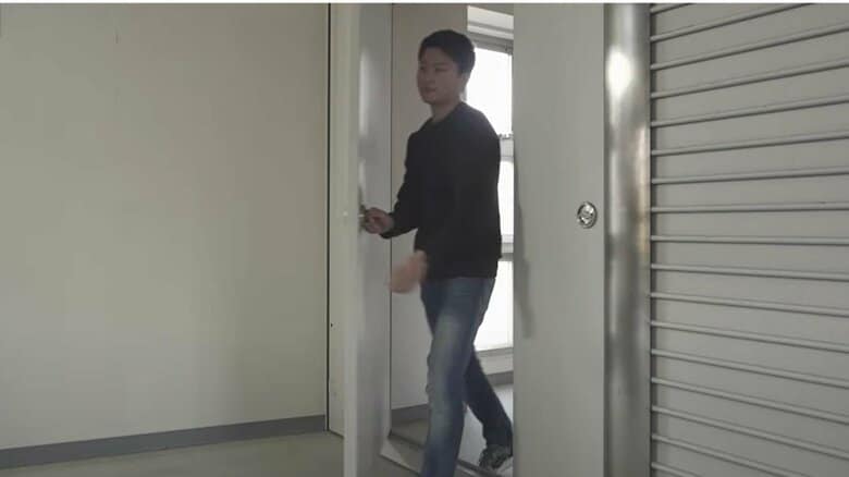 大きな防火扉は一部が「くぐり戸」になっている