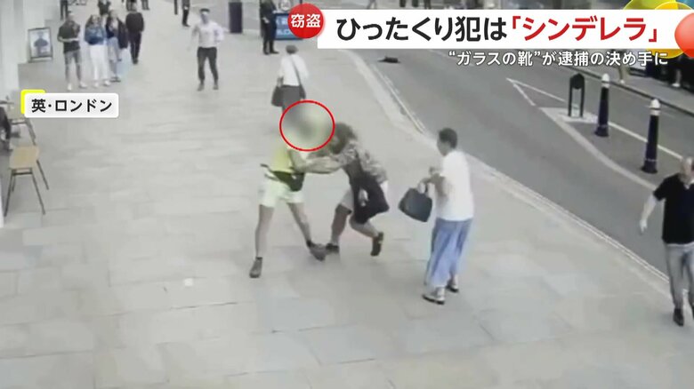 靴がポロリと脱げてしまった必死に逃げるひったくり犯の男